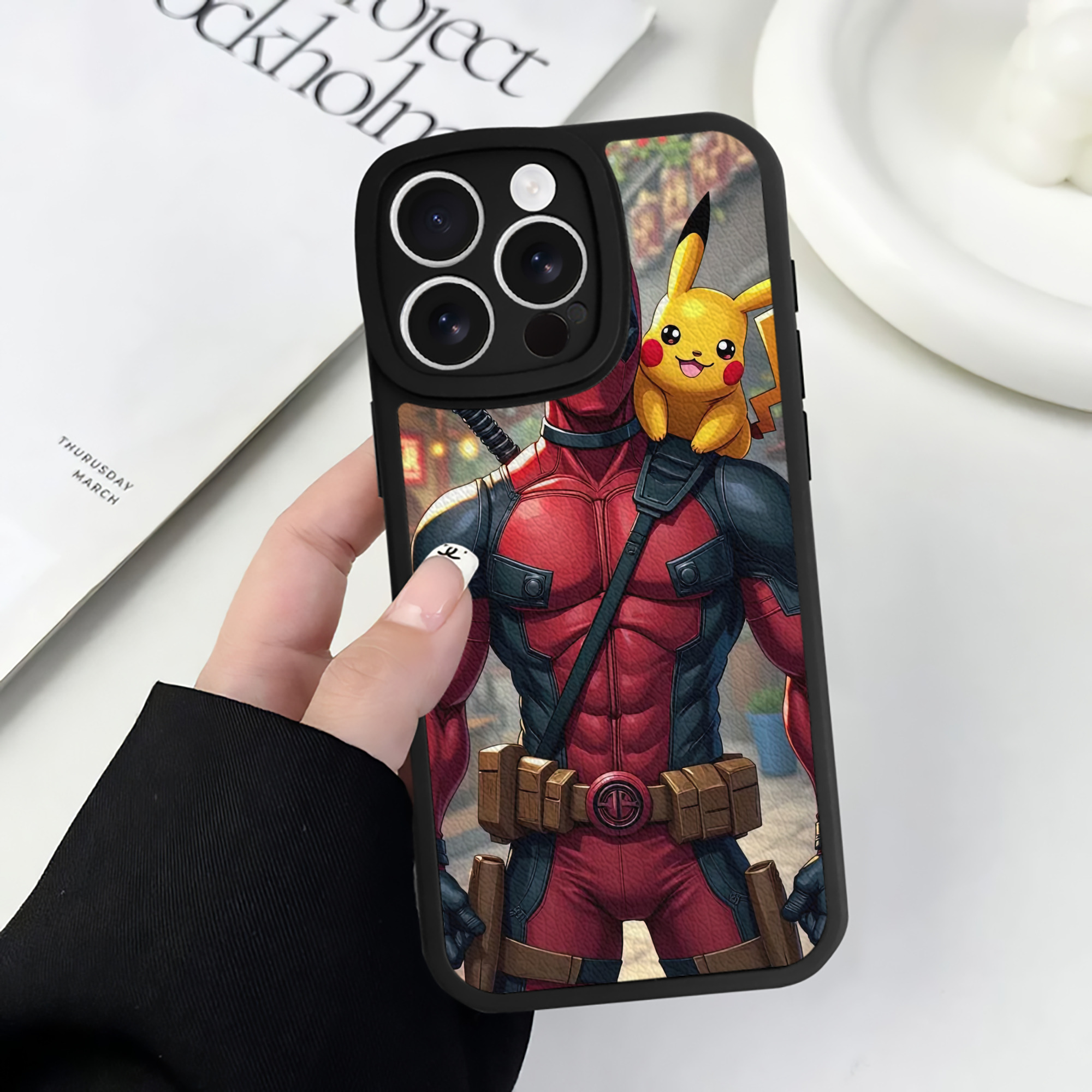 （画像用） Deadpool デッドプール 【iPhone 16シリーズ対応】シリコンスマホケース（レザー調） 材質：シリコン